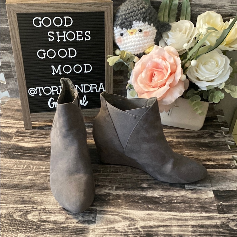 New Directions Tarby stretch  Gray Ankle pull on heel Boots